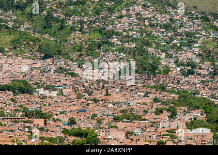 Maisons de quartier Manrique (3) à Medellin, Colombie. Photographié à partir de la station de métro Universidad. Banque D'Images