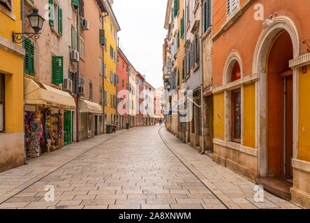 Une rue avec des bâtiments colorés à Rovinj, Croatie, Istrie. Banque D'Images