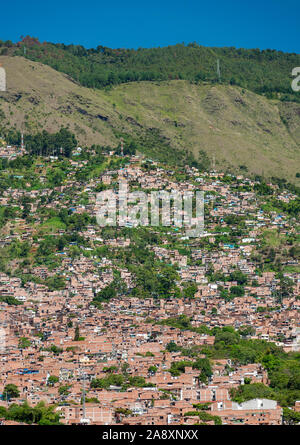 Maisons de quartier Manrique (3) à Medellin, Colombie. Photographié à partir de la station de métro Universidad. Banque D'Images