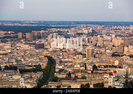 Classic immeubles parisiens. Vue aérienne de toits. Toits de Paris vue panoramique au jour d'été, France. Vue sur les toits de Paris avec un mansard Banque D'Images