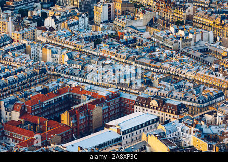Classic immeubles parisiens. Vue aérienne de toits. Toits de Paris vue panoramique au jour d'été, France. Vue sur les toits de Paris avec un mansard Banque D'Images