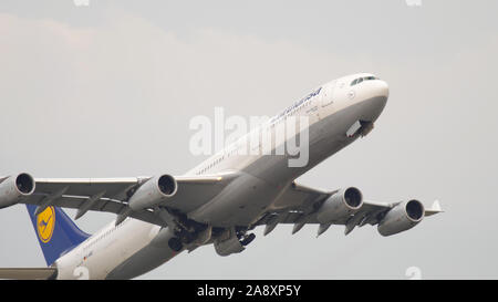 Décollage de Lufthansa Airbus 340 Banque D'Images