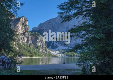 Lac Braies vu à partir d'une entaille dans la forêt de sapins. Banque D'Images