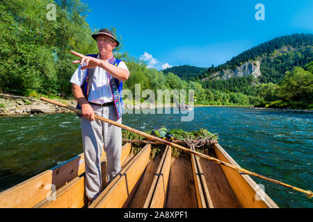 Sromowce Nizne, Pologne - 25 août 2015. Gorges de la rivière Dunajec. Radeaux raftsman typiquement polonaise les touristes sur la rivière Dunajec. Le rafting à proximité de la Slova Banque D'Images