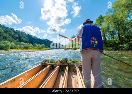 Sromowce Nizne, Pologne - 25 août 2015. Gorges de la rivière Dunajec. Radeaux raftsman typiquement polonaise les touristes sur la rivière Dunajec. Le rafting à proximité de la Slova Banque D'Images