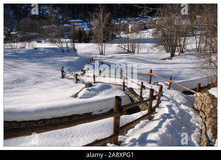 Paysage alpin enneigé Banque D'Images