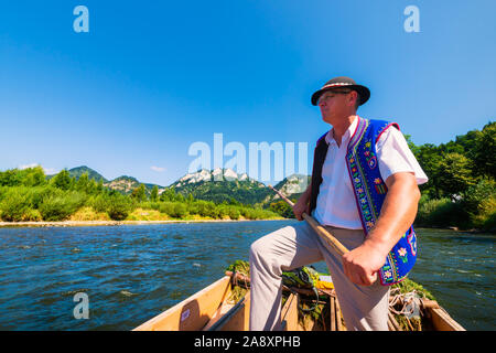 Sromowce Nizne, Pologne - 25 août 2015. Gorges de la rivière Dunajec. Radeaux raftsman typiquement polonaise les touristes sur la rivière Dunajec. Le rafting à proximité de la Slova Banque D'Images