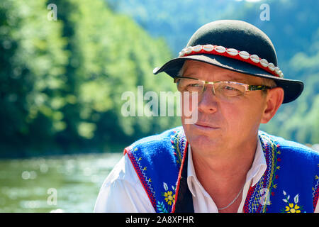 Sromowce Nizne, Pologne - 25 août 2015. Gorges de la rivière Dunajec. Radeaux raftsman typiquement polonaise les touristes sur la rivière Dunajec. Le rafting à proximité de la Slova Banque D'Images