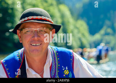 Sromowce Nizne, Pologne - 25 août 2015. Gorges de la rivière Dunajec. Radeaux raftsman typiquement polonaise les touristes sur la rivière Dunajec. Le rafting à proximité de la Slova Banque D'Images