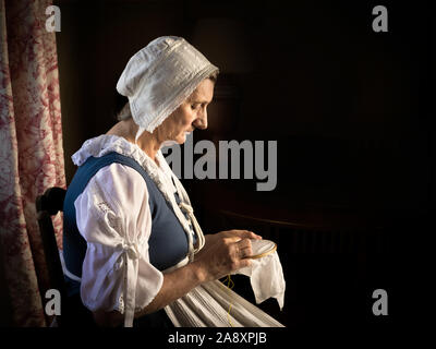 Dutch master style portrait d'une femme avec son travail de broderie Banque D'Images