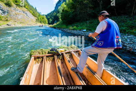 Sromowce Nizne, Pologne - 25 août 2015. Gorges de la rivière Dunajec. Radeaux raftsman typiquement polonaise les touristes sur la rivière Dunajec. Le rafting à proximité de la Slova Banque D'Images