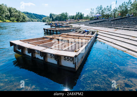 Sromowce Nizne, Pologne - 26 août, 2015 ; traditionnel du rafting sur la rivière Dunajec sur des bateaux en bois. Le rafting est très populaire attraction touristique de Banque D'Images