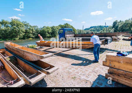 Sromowce Nizne, Pologne - 26 août, 2015 ; traditionnel du rafting sur la rivière Dunajec sur des bateaux en bois. Le rafting est très populaire attraction touristique de Banque D'Images