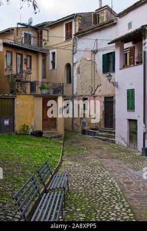 Ruelles dans le village de Poggio Mirteto, dans la province de Rieti, Latium, Italie Banque D'Images