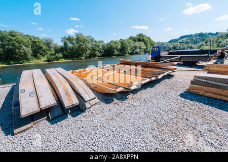 Sromowce Nizne, Pologne - 26 août, 2015 ; traditionnel du rafting sur la rivière Dunajec sur des bateaux en bois. Le rafting est très populaire attraction touristique de Banque D'Images