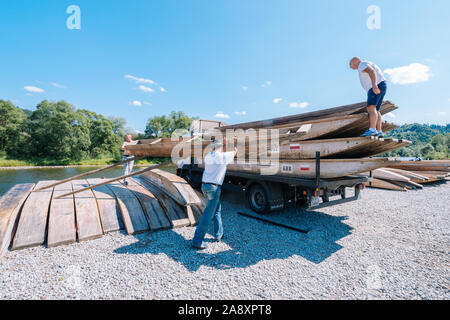 Sromowce Nizne, Pologne - 26 août, 2015 ; traditionnel du rafting sur la rivière Dunajec sur des bateaux en bois. Le rafting est très populaire attraction touristique de Banque D'Images