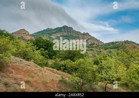 Mountain-Kara-Dag massif volcanique près de Koktebel. Dépôt d'andésite. La Crimée, Ukraine. 2012 Banque D'Images