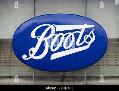 Londres, UK - circa 2019 SEPTEMBRE : Boots sign Banque D'Images