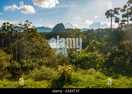 La Piedra del Peñol / La Piedra (la roche de Guatapé/Peñol), entre les villes de Guatape et El Peñol dans la région de Antioquia Colombie.. Banque D'Images