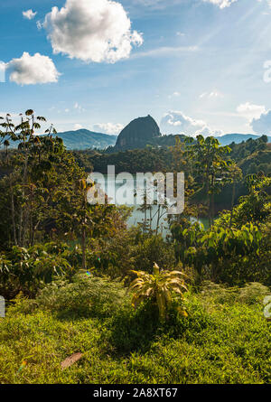 La Piedra del Peñol / La Piedra (la roche de Guatapé/Peñol), entre les villes de Guatape et El Peñol dans la région de Antioquia Colombie.. Banque D'Images