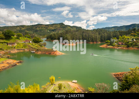 Le réservoir (embalse) Peñol Guatape dans la région d'Antioquia en Colombie. Banque D'Images