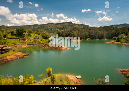 Le réservoir (embalse) Peñol Guatape dans la région d'Antioquia en Colombie. Banque D'Images