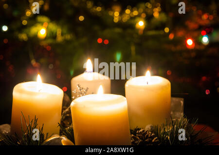 Couronne de l'avent avec 4 bougies allumées avec décoration de fête de Noël Banque D'Images