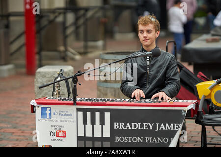 Boston, Mass / USA - 4/14/2017 : Bradley James, encore de street performer dans le Faneuil Hall. Banque D'Images