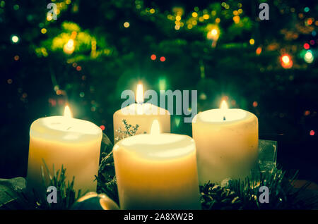 Couronne de l'avent avec 4 bougies allumées avec décoration de fête de Noël Banque D'Images