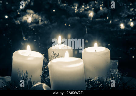 Couronne de l'avent avec 4 bougies allumées avec décoration de fête de Noël Banque D'Images