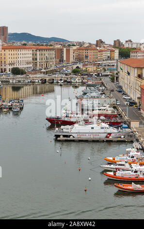 LIVORNO, ITALIE - 11 juillet 2019 : avec canal et bateaux amarrés, de la Garde côtière canadienne. Livourne est une ville sur la mer ligurienne avec l'un des plus grands moi Banque D'Images