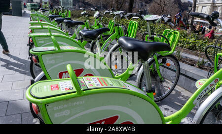 BUDAPEST, HONGRIE. 03 16 2019. BuBi mol louer un vélo en face de la grande halle de Budapest . Banque D'Images