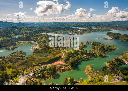 Vue sur le réservoir de Guatape Peñol depuis le sommet de la Piedra del Peñol / La Piedra (la roche de Guatapé/Peñol), dans la région d'Antioquia en Colombie. Banque D'Images