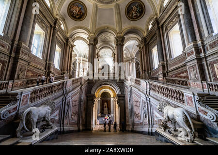 Grand escalier d'Honneur du Palais Royal de Caserte est oeuvre de l'architecture, conçue par l'architecte Luigi Vanvitelli, Caserta, Italie Banque D'Images