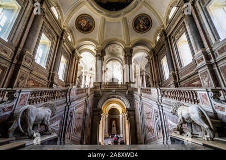 Grand escalier d'Honneur du Palais Royal de Caserte est oeuvre de l'architecture, conçue par l'architecte Luigi Vanvitelli, Caserta, Italie Banque D'Images