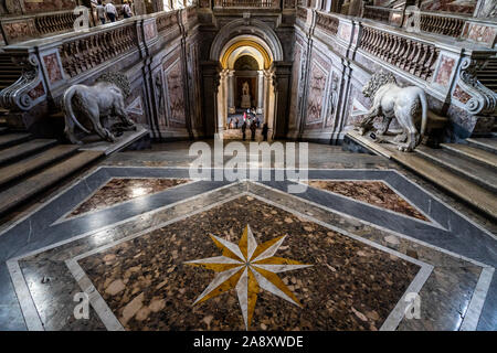 Le bateau en marbre du grand escalier d'Honneur du Palais Royal de Caserte. Caserta, Italie, Octobre 2019 Banque D'Images