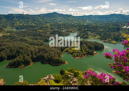 Vue sur le réservoir de Guatape Peñol depuis le sommet de la Piedra del Peñol / La Piedra (la roche de Guatapé/Peñol), dans la région d'Antioquia en Colombie. Banque D'Images