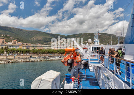 BASTIA, Corse, France - 12 juillet 2019 : voyage des passagers sur le pont du navire ferry Moby Vincent,la Corse en arrière-plan. Moby est un Italien Banque D'Images