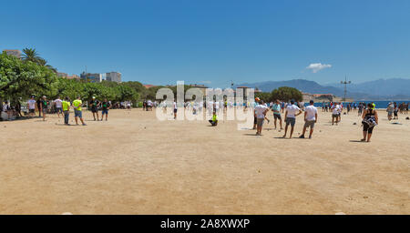 AJACCIO, Corse, France - le 13 juillet 2019 joueurs non reconnu : pétanque sur la plage. La pétanque est un sport de balle appartenant à la famille de boules, Banque D'Images