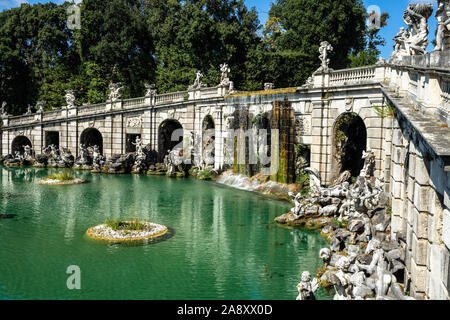 La fontaine d'Eole au Palais Royal de Caserte est l'un des plus pittoresques du parc La Fontaine, Italie Banque D'Images