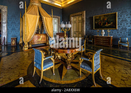 Les chambres de luxe du roi François II, au Palais Royal de Caserte. Caserta, Italie, Octobre 2019 Banque D'Images