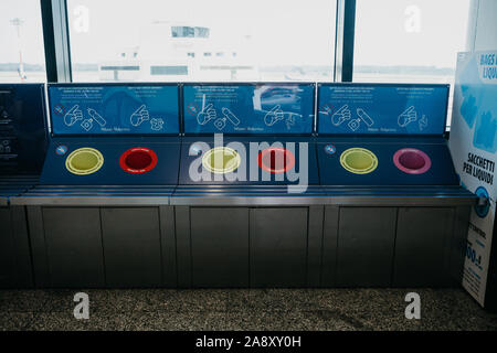 Italie, Milan, le 12 juillet 2019 : les conteneurs à ordures moderne pour la collecte séparée des déchets à l'aéroport de Milan. Banque D'Images