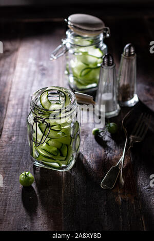 Salade de concombre dans des bocaux en verre et d'une délicieuse cuisine cuisine monter un snack croustillant Banque D'Images