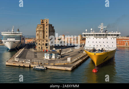 LIVORNO, ITALIE - 23 juillet 2019 : Seven Seas Voyager navire de croisière de luxe pour des croisières Regent et Mega Express trois navires transbordeurs pour Corsica Ferries - Sardi Banque D'Images