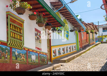 Maisons colorées et rue pavée de la ville de Guatapé, Colombie. Banque D'Images