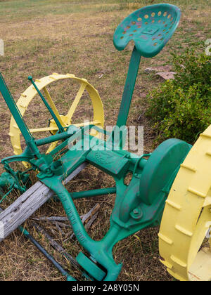 Le vieux John Deere farm equipment, Lieu historique national du Ranch-Bar Swett, Flaming Gorge National Recreation Area près de Dutch John, Utah. Banque D'Images