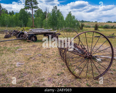 Vieux matériel agricole, lieu historique national du Ranch-Bar Swett, Flaming Gorge National Recreation Area près de Dutch John, Utah. Banque D'Images