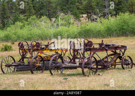 Vieux matériel agricole, lieu historique national du Ranch-Bar Swett, Flaming Gorge National Recreation Area près de Dutch John, Utah. Banque D'Images