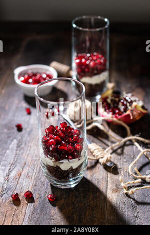 Verre à dessert cookies avec yaourt naturel et grenade délicieuse nourriture Banque D'Images