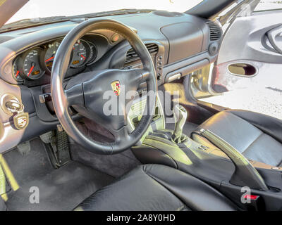 Bologne, Italie - 6 Février 2019 : le volant dans l'intérieur d'une voiture de sport Porsche 911 Porsche Carrera ou 996. Banque D'Images